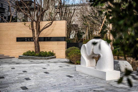 座落於大塊森鄰的公共藝術(shù)品『時光之河』，來自西班牙雕塑家–Nando Alvarez之手，從石雕作品中流露出時間和空間交互輕盈的抽象意涵，流動連續(xù)性的圓弧，形成一座時光之橋。