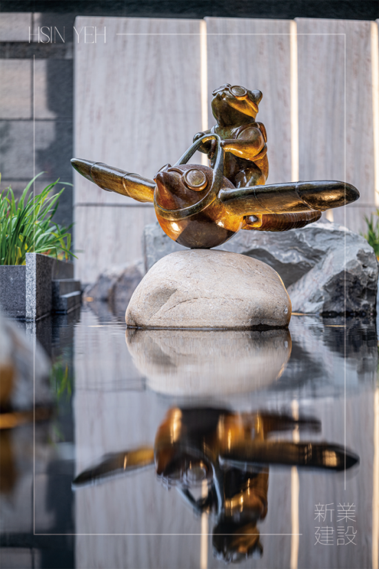 座落於築願(yuàn)景的公共藝術(shù)品『迎風(fēng)飛行』，來自藝術(shù)家–陳煜權(quán)之手，大廳入口的迎賓區(qū)象徵每位住戶都將乘著夢(mèng)想，駛?cè)胨{(lán)天白雲(yún)中。