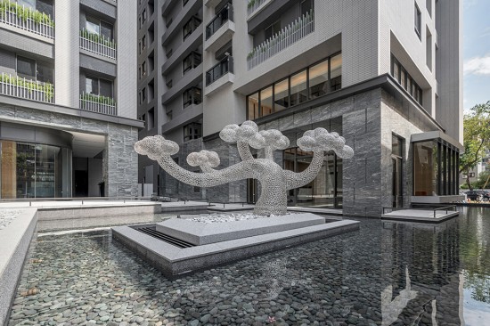 座落於自由居的公共藝術(shù)品『雲(yún)與樹(shù)』，來(lái)自藝術(shù)家–任大賢之手，迎賓樹(shù)的象徵，讓每位住戶(hù)回到家感受到貼切的溫暖。