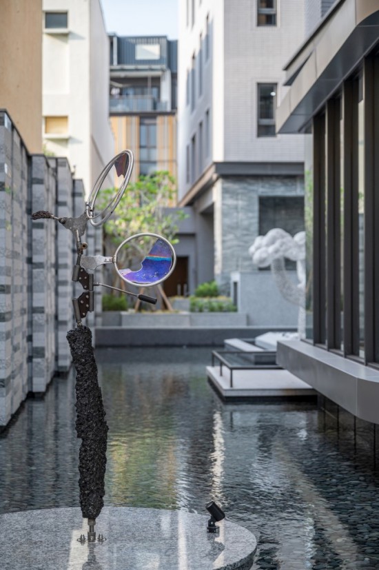 座落於自由居的公共藝術(shù)品『風(fēng)之歌』，來(lái)自日本雕塑藝術(shù)家–大隅秀雄之手，捕捉風(fēng)動(dòng)的動(dòng)力雕塑創(chuàng)作，以金屬進(jìn)行切割、再組裝，借助自然風(fēng)力，讓作品產(chǎn)生動(dòng)態(tài)的形式。金屬經(jīng)風(fēng)吹而緩緩移動(dòng)，剛硬線(xiàn)條顯得柔和，同時(shí)呈現(xiàn)閃爍的金屬反光變化，是為「捕捉來(lái)自?xún)?nèi)心的風(fēng)」的創(chuàng)作理念。