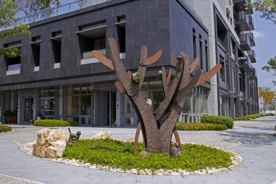 新業(yè)觀峰 公共藝術(shù)品 ─ 【大樹下的時(shí)光】