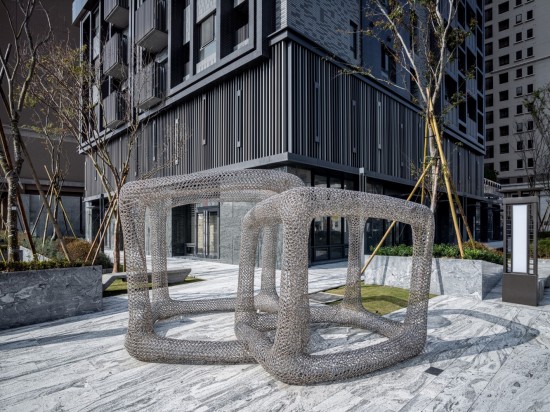 『灰階-方』完美落地於築之細(xì)道，於此優(yōu)雅地登場(chǎng)展演。