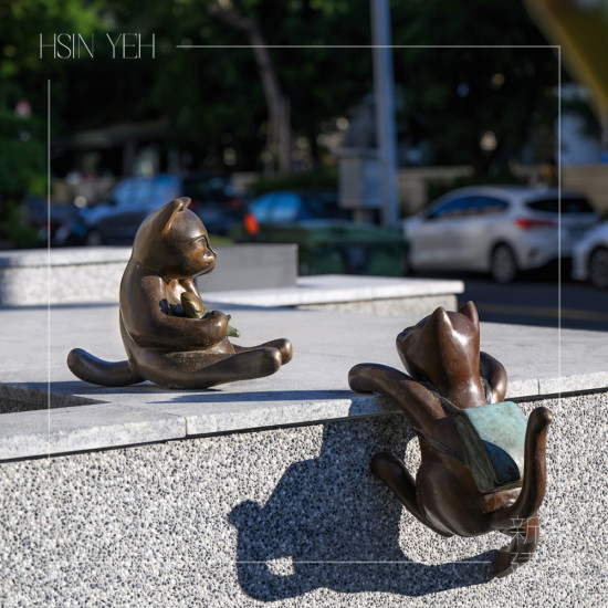 「喵星人–放學(xué)趣」出自金工藝術(shù)家–曾永玲之手，細(xì)膩刻劃的神情、活靈活現(xiàn)的動作，映照著孩童的日常。