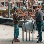 職人們小心翼翼的將每件「近百公斤」的藝術(shù)品裝卸，確保每件藝術(shù)品完美落地。