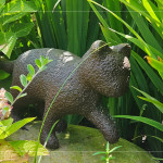 靈巧的貓兒踏上基地開挖的石頭，身影穿梭在花草之間，生動(dòng)的姿態(tài)散發(fā)自在的氣息，映照出萬物共享大地的和諧景象。