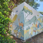 彩繪在貨櫃屋的圖案，連結(jié)臺灣在地物種穿山甲、山椒魚、藍(lán)鵲等，以及象徵守護(hù)沙鹿的梅花鹿，色彩與自然相互呼應(yīng)，為空間注入生命的氣息。