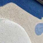 以銅線收邊，搭配各種顏色的抿石子，以不規(guī)則的形狀呈現(xiàn)每一個(gè)元素，並帶有一絲想像感。