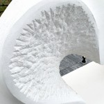 一敲一鑿的雕刻出一絲一絲的紋路，呈現(xiàn)出的粗糙面與打磨面，形成有趣的對比。