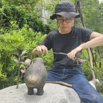 金工藝術(shù)家-楊夕霞從大自然汲取靈感，以細(xì)膩的觀察與描摹將植物化為造型，為金屬注入靈動(dòng)的生命氣息。