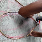 看似金箍圈的銅線，按著藝術(shù)家用粉筆畫(huà)好的輪廓，排出不規(guī)則線條。