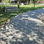 步道更新成高壓透水磚，透過美學(xué)及無障礙環(huán)境設(shè)置，解決公園高低差現(xiàn)象及舖面材料不連續(xù)的問題，同時利用透水磚設(shè)計，有效解決積水、防滑問題，不僅美觀、環(huán)保且易於維護(hù)與修復(fù)。