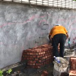 在施作的一開(kāi)始，「定錨」讓物件更精準(zhǔn)地就定位，師傅悉心的堆疊一塊塊的紅磚，為的是讓孩子們能更安心的坐在這立體座椅上。