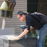 金工藝術(shù)家 陳煜權(quán)老師，認(rèn)真專注地對(duì)待每一件作品，視如己出般的細(xì)心照看，完成最後的安裝作業(yè)。