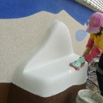 放學(xué)與同伴坐在椅子上，感受自在遨遊的時(shí)光，在公共藝術(shù)品【友．相伴】的構(gòu)想中，人與自然是共生共存的關(guān)係，延伸出立體的座椅，作為相依相惜的象徵。