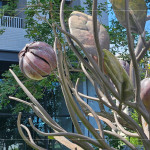 樹上的葉片與果實(shí)皆以紅銅片鑄造，經(jīng)過敲擊、塑形後，再一片片焊接於枝條上，展現(xiàn)出栩栩如生的自然風(fēng)貌。