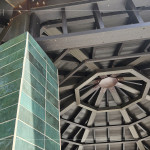 八角亭內(nèi)上方曾因歲月而斑駁，如今重新梳理歲月痕跡後，舊有的氣息也悄然浮現(xiàn)。