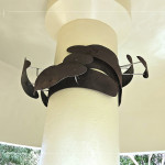 蘑菇亭內(nèi)上方，由藝術(shù)家-張婷雅 創(chuàng)作，以金屬環(huán)繞的藝術(shù)品點綴，靈感來自年輪、巢穴的形狀，夜裡燈光落下，更為這座涼亭增添一抹優(yōu)雅與靜美。