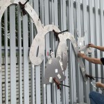 為了確保金屬雷雕擺放的位置，師傅先以模型樣板套量位置，用F型夾固定並標(biāo)記記號(hào)，讓物件位置準(zhǔn)確也相對(duì)穩(wěn)固。