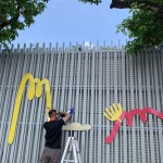 一道充滿生機(jī)的牆面，在師傅的點(diǎn)綴下生動(dòng)了起來(lái)，不同的自然元素拼貼在一起，是鳥(niǎo)、羽毛、葉子、花瓣…帶給孩子們無(wú)限想像發(fā)揮。