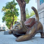 俏皮撓臉的貓咪，滿心期待著自己成為學(xué)校街隅的一份子。(圖為藝術(shù)品安裝前)
