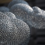 不鏽鋼圈的獨(dú)特光澤、線條恣意創(chuàng)作，焊接成千上萬(wàn)個(gè)點(diǎn)、勾勒出平滑流線，線的軌跡連成面、點(diǎn)線面最終構(gòu)出方體。