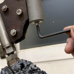 將一種特有的旋轉(zhuǎn)軸承細(xì)緻打磨，加以支撐，組合成能在風(fēng)中輕快移動(dòng)的風(fēng)動(dòng)雕塑。(圖為樸石藝術(shù)提供)