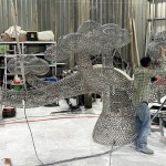 不鏽鋼材質(zhì)耐久及耐候性，也透過(guò)不銹鋼的材質(zhì)及特色呈現(xiàn)出作品的金屬感。