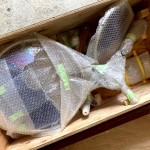 由藝術(shù)家在日本製作完成，裝箱空運(yùn)來(lái)臺(tái)的『風(fēng)之歌』，並內(nèi)附組裝分解圖，到臺(tái)灣後由工作人員一步步組裝而成。(圖為樸石藝術(shù)提供)