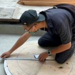 底座鐵盤(pán)定位，師傅仔細(xì)的測(cè)量藝術(shù)品定位位置。