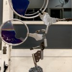 藝術(shù)家使用不銹鋼、銅、鈦、鋁等各類(lèi)機(jī)械構(gòu)件，經(jīng)雙手裁切、敲擊、鍛造，多種類(lèi)的金屬集結(jié)在一起，媒材多元卻也單一，組合起來(lái)不需塗飾表層，也能顯見(jiàn)和諧感及完整性。(圖為樸石藝術(shù)提供)