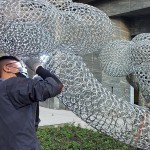 確認(rèn)各物件定位的角度後，進(jìn)行焊接讓藝術(shù)體慢慢拼湊完成。