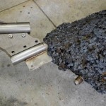 鐵製零件，利用火炬將鐵熔化後，藉由堆疊製作許多小零件，再通過(guò)焊接許多零件來(lái)製作樣式型式，而後經(jīng)由再次融化並反覆堆疊再堆疊。(圖為樸石藝術(shù)提供)