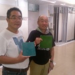 設(shè)計師石村敏哉(左)  VS  藝術(shù)家駿 河敏(右)，親自為雕堡選材。