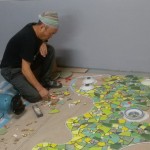 藝術(shù)家將馬賽克磚，細心且專注地裁切、研磨成一塊塊拼貼，並先以1；1的比例於木板上進行模擬拼貼，在放樣時，能更接近立體錐體的精準(zhǔn)度。