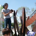 透過蠟?zāi)９潭?、鐵材切割、拼裝上色、最後實(shí)地裝置，每個(gè)細(xì)節(jié)毫不馬虎。