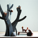 新業(yè)在觀峰旁鑄了一棵不開花的鐵樹，樹上住了一家人，樹屋裡有鳥，樹下擺了一張長凳，有隻貓?jiān)缫褋?zhàn)據(jù)，開心地?fù)P起小尾巴。