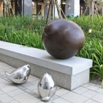 宜家公共藝術(shù)品-平凡的幸福/養(yǎng)育。在孩子面前，再?gòu)?qiáng)韌的男人，也會(huì)收起承擔(dān)著世界的雙翼，目光凝視兒女久久不移。