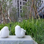 宜家公共藝術(shù)品-平凡的幸福/期待。麻雀寶寶仰望向藍(lán)天，目光盡是對(duì)美好未來(lái)的期待光芒。