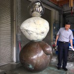 前往桃園工廠場(chǎng)堪，簡(jiǎn)福榮總經(jīng)理(右一)確認(rèn)尺寸與上色的半成品。