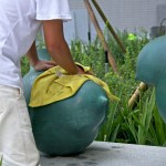 工作人員將藝術(shù)品上油保護(hù)，準(zhǔn)備迎接即將一起生活的家人們。