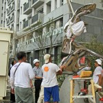 齊心協(xié)力地將藝術(shù)品，安穩(wěn)地座落在基座上。