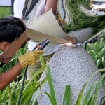 師傅小心焊接，固定在指定位置。