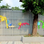 一起踏上這一座座充滿未知的奇幻山丘，一段冒險(xiǎn)旅程就要展開(kāi)，臺(tái)灣特有長(zhǎng)鬃山羊、藍(lán)腹鷴、梅花鹿…各種小動(dòng)物們，等著您一探究竟！(圖為成功國(guó)小後門(mén)右側(cè))