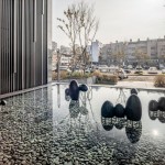 夕陽餘暉照映下，山林與雲(yún)兒與水中閑靜自適地『漂浮著』。