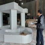 運(yùn)用保麗龍做出藝術(shù)品等比初胚模型，新業(yè)建設(shè) 簡(jiǎn)福榮 總經(jīng)理於藝術(shù)品前仔細(xì)端詳著，藝術(shù)品各個(gè)角度的不同面貌。(拍攝期間非疫情警戒時(shí)期)