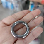 藝術(shù)家以簡(jiǎn)約的不銹鋼圈為基底，透過(guò)完美線條勾勒與立體空間交錯(cuò)，構(gòu)成壯麗的主體。