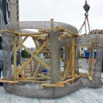 一片片固定的木板保護(hù)著藝術(shù)品，木板們一一拆除時(shí)，如同緩緩揭開(kāi)藝術(shù)品的神秘面紗。