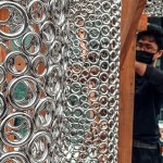 運(yùn)用簡(jiǎn)約的幾何元素勾勒出輪廓、架構(gòu)，將平凡日常的感受與體會(huì)，幻化成作品豐富的圖說(shuō)語(yǔ)彙。