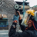 職人利用青土拋光金屬，讓光澤及線條感更加突顯，讓藝術(shù)品亮相時(shí)耀眼奪目。