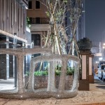 走在天幕漸暗、燈火閃爍的城市中，『灰階-方』在燈光的折射下，散發(fā)出與白天不同面的迷人樣貌。